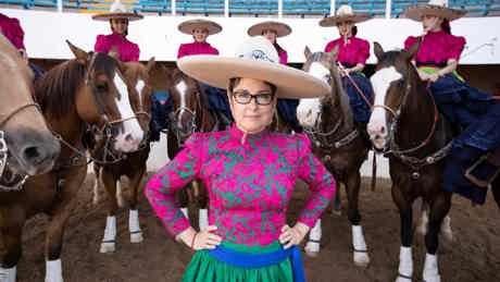 Sue Perkins Along He US Mexico Border 1