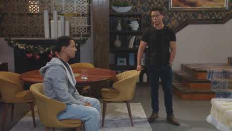 Greg (left) needs his twin brother Donovan’s (right) help with his drug problem in Suidooster on kykNET (DStv channel 144). 