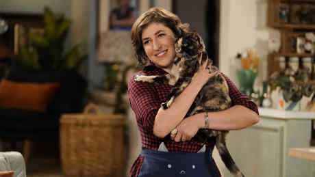 Watch Call Me Kat Season 1 from Friday, 7 January on Me (DStv channel 115) at 20:00 (double bill) 
