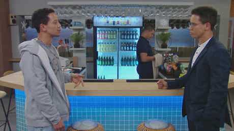 Greg (left) and Donovan (right) are both played by Marvin-lee in Suidoosters on kykNET (DStv channel 144) 