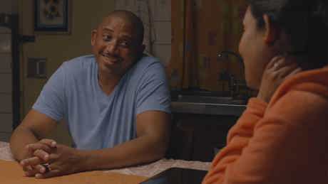 Fred’s (left) smile quickly fades when he hears about Elsa’s (right) plans to move overseas in Arendsvlei on kykNET (DStv channel 144). 